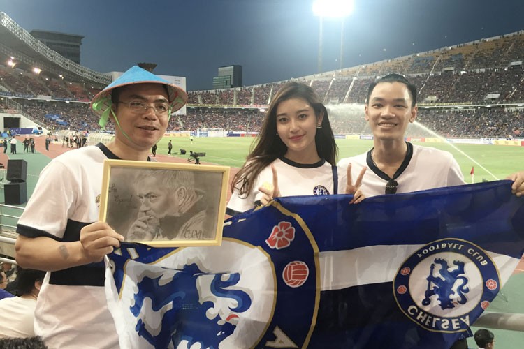 A hau Huyen My rang ngoi tren dat Thai ung ho Chelsea-Hinh-2